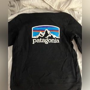 black patagonia sweatshirt